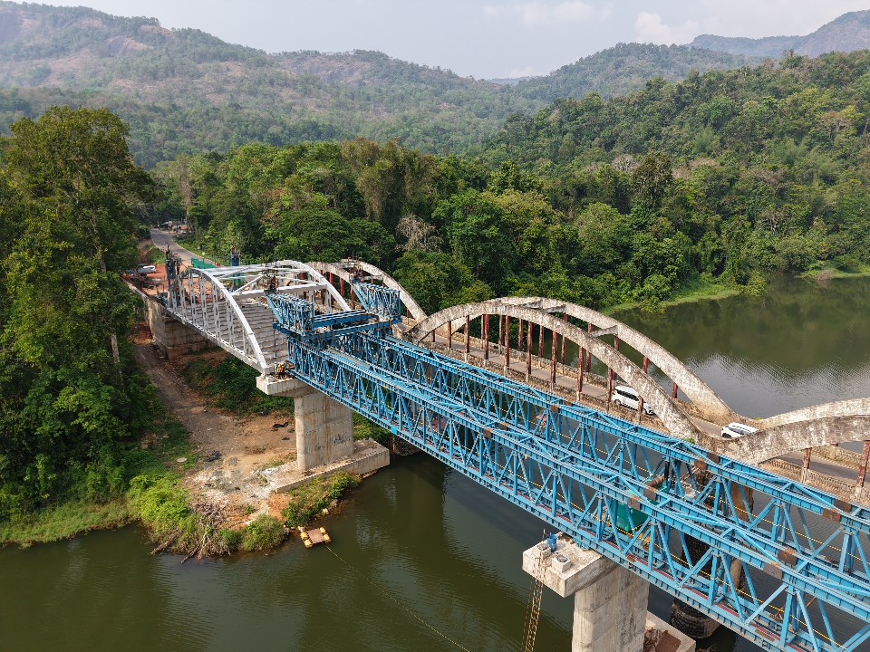 Highway Launching Gantry lifting precast concrete segments for bridge construction